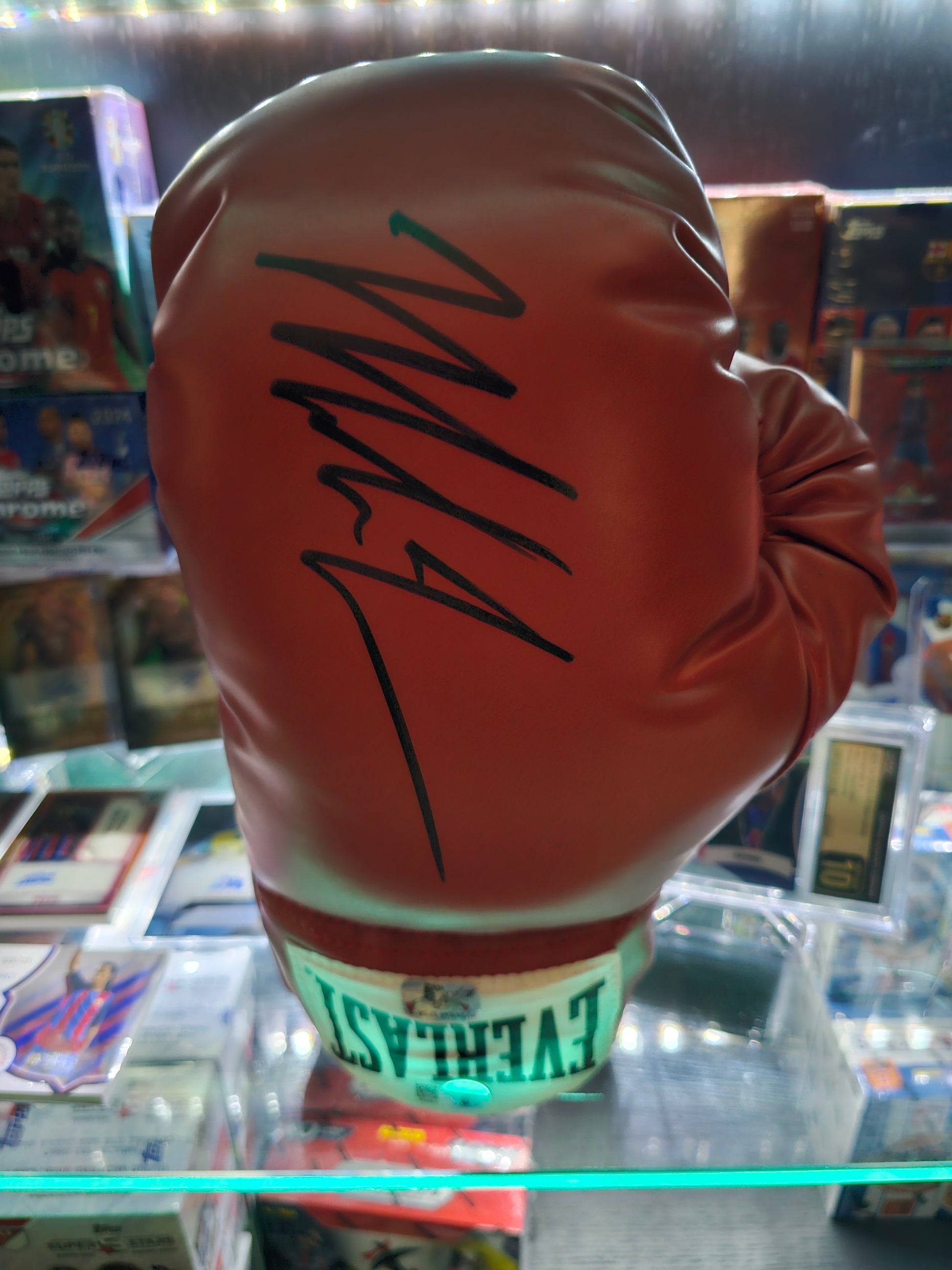gant de boxe rouge avec autographe de Mike Tyson