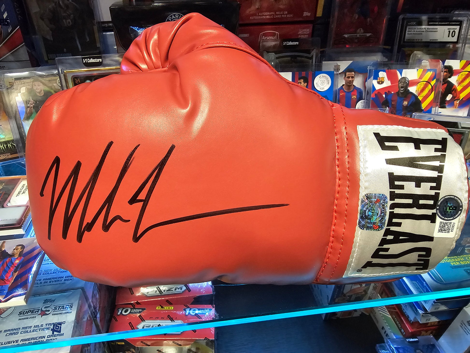 gant de boxe rouge signé par Mike Tyson