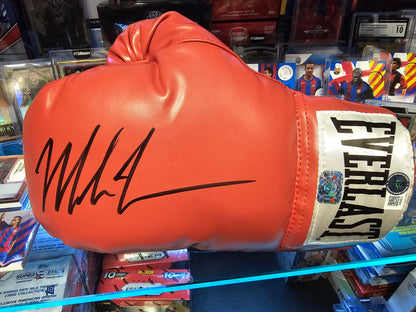 gant de boxe rouge signé par Mike Tyson
